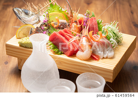刺身盛り合わせと日本酒 刺身盛り合わせと日本酒 61459564