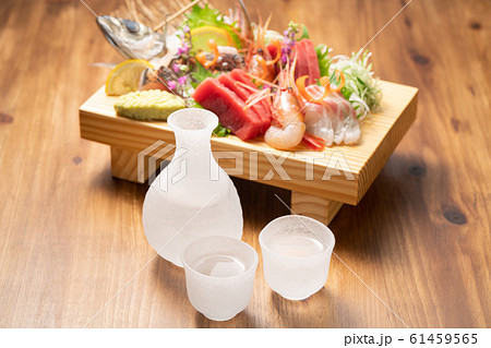 刺身盛り合わせと日本酒 刺身盛り合わせと日本酒 61459565
