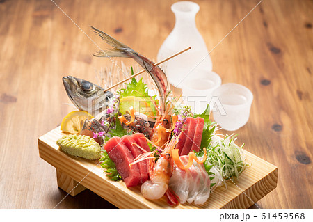 刺身盛り合わせと日本酒 刺身盛り合わせと日本酒 61459568