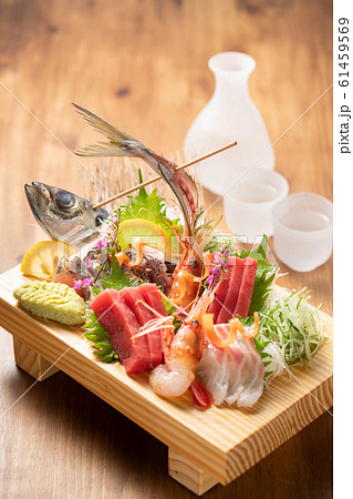 刺身盛り合わせと日本酒 61459569