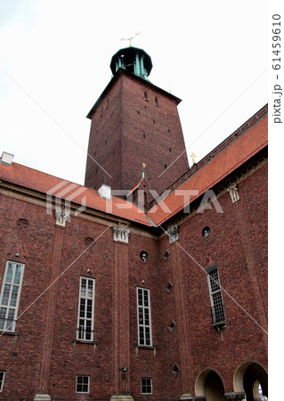 中庭から望むスウェーデンの首都 ストックホルムの市庁舎の塔 高さ106m 先端に国章の三つの王冠の写真素材