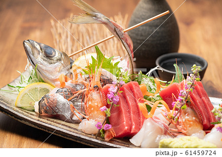 刺身盛り合わせと日本酒 刺身盛り合わせと日本酒 61459724