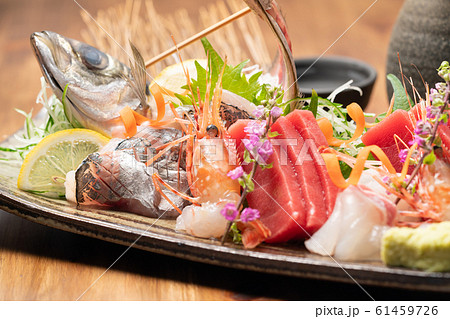 刺身盛り合わせと日本酒 刺身盛り合わせと日本酒 61459726