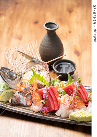 刺身盛り合わせと日本酒 刺身盛り合わせと日本酒 61459730