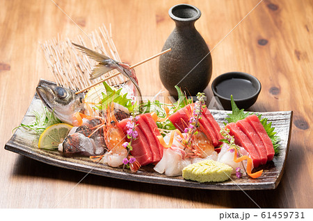 刺身盛り合わせと日本酒 61459731