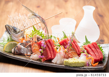 刺身盛り合わせと日本酒 61459733
