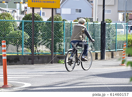 自転車に乗るシニア 自転車に乗るシニア 61460157