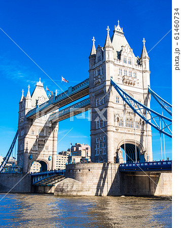 ロンドン タワー・ブリッジ 縦位置の写真素材 [61460734] - PIXTA