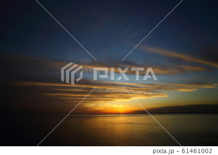 稲毛海岸から見た夕焼け空 稲毛海岸から見た夕焼け空 61461002