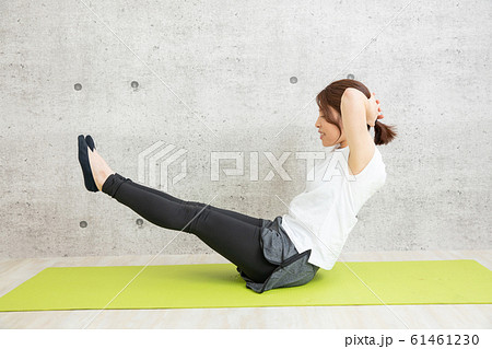 ストレッチをする女性 61461230
