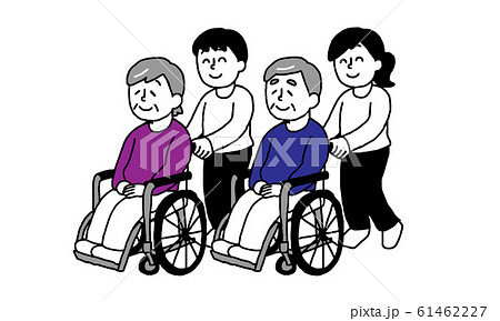 車椅子に座るシニア女性男性と若い男性女性セット（シンプル） 61462227