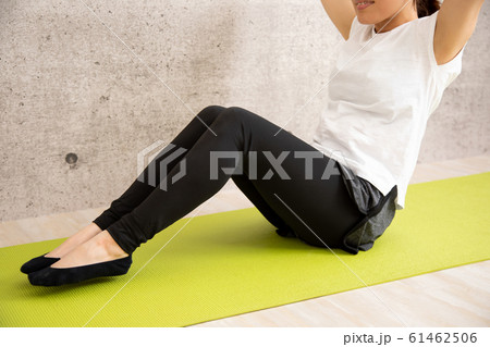 筋トレをする女性 61462506