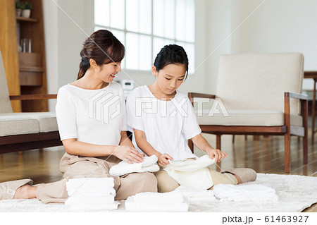家族 親子 ファミリー 女性 リビング 家族 親子 ファミリー 女性 リビング 61463927