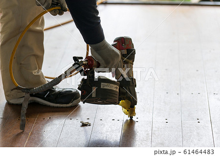 床工事 床材をネイルガンで釘を打つ作業員 床工事 床材をネイルガンで釘を打つ作業員 61464483