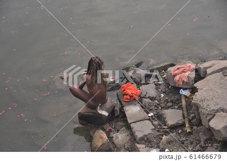 インドの世界遺産のワラーナシー ガンジス川で沐浴をする修行者のサドゥー インドの世界遺産のワラーナシー ガンジス川で沐浴をする修行者のサドゥー 61466679