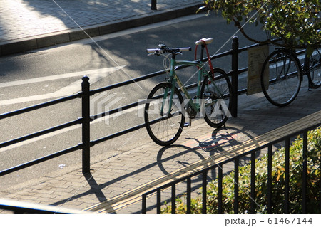 歩道と自転車 61467144