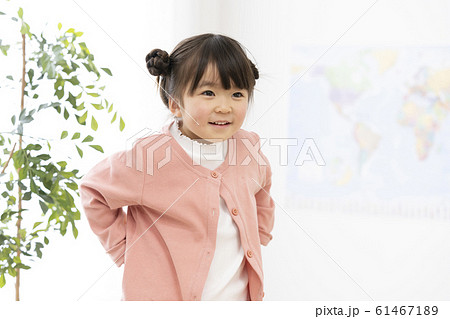 5歳の女の子 笑顔 の写真素材