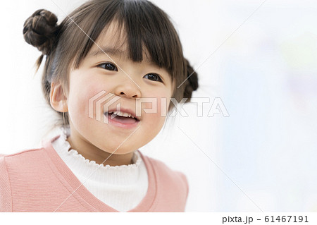 5歳の女の子　笑顔　 61467191