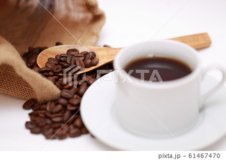 コーヒー豆 (珈琲豆 小粒 焙煎 飲食 実 飲み物 ドリンク ブレンド カフェイン コピースペース) 61467470