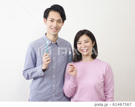 歯ブラシを持った男性と女性 61467567