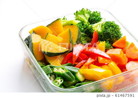 耐熱容器に入った温野菜サラダ 61467591
