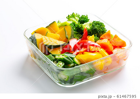 耐熱容器に入った温野菜サラダ 61467595