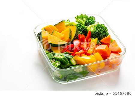 耐熱容器に入った温野菜サラダ 61467596