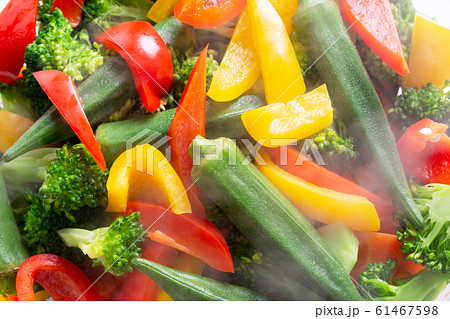 ゆで上がり湯気が上がる温野菜のアップ 61467598