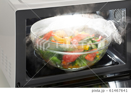 レンジを使った温野菜の調理シーン 61467641