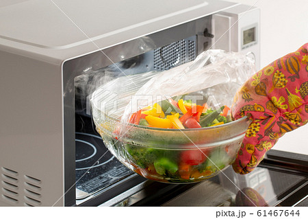 レンジを使った温野菜の調理シーン 61467644