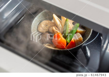レンジの中でを温まった和食の煮物 61467943