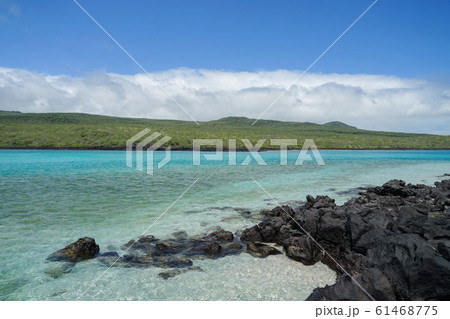 ロボス島から見るサンクリストバル島 61468775