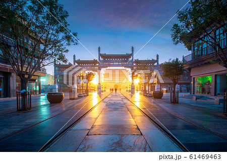 Beijing Zhengyang gate Jianlou at night in Qianmenの写真素材 ...