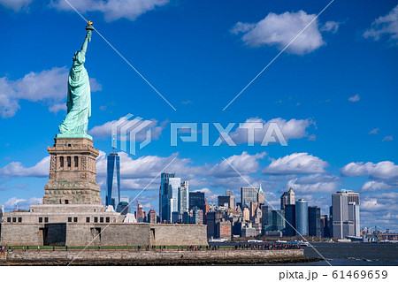 《ニューヨーク》自由の女神と摩天楼 61469659