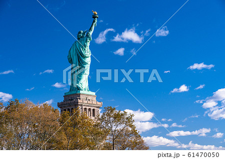 《ニューヨーク》自由の女神と大空 61470050