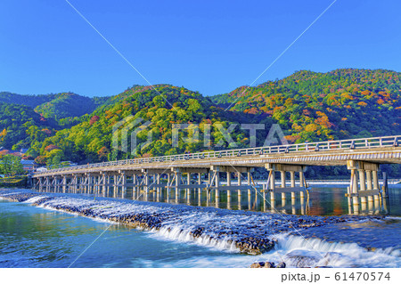 京都　秋の嵐山　渡月橋　 61470574