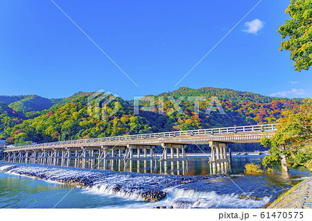 京都　秋の嵐山　渡月橋　 61470575