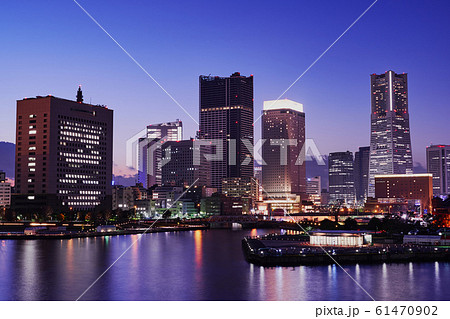 みなとみらいの風景　（トワイライト） 61470902