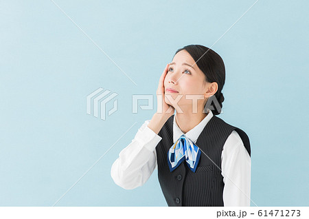 体調不良の働く女性 61471273