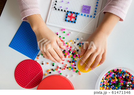 家でアイロンビーズを遊んでいる子供 61471346