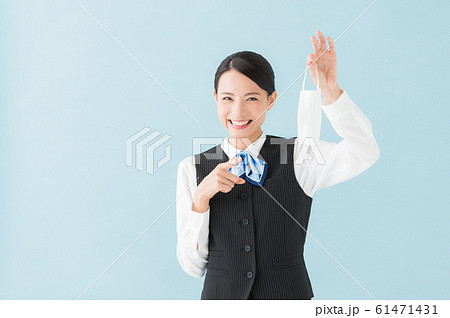 マスクを外す女性の写真 61471431