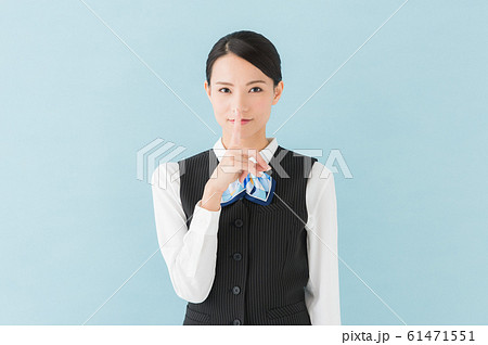 制服を着た働く女性（青背景） 61471551