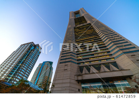 日本の横浜都市景観　横浜ランドマークタワーなどを望む 61472859