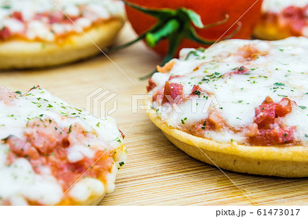 mini pizzas closeup mini pizzas closeup 61473017