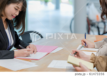 大学での就職相談 就活 撮影協力「近畿大学」 61473356