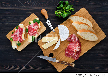 Overhead view of camembert sandwich with bacon 61477357