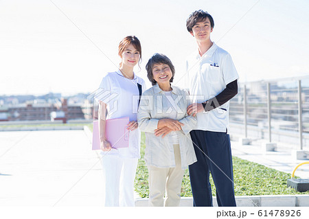 シニアの女性と看護師 シニアの女性と看護師 61478926