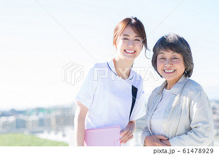 シニアの女性と看護師 シニアの女性と看護師 61478929