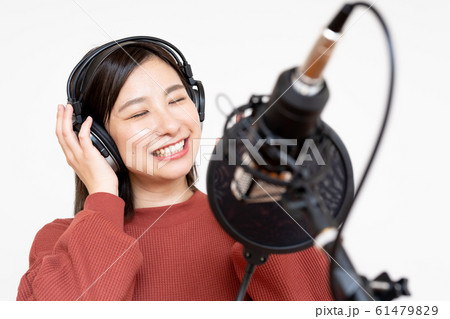 若い女性（白バック、ボーカル、マイク、録音、コンデンサーマイク 61479829