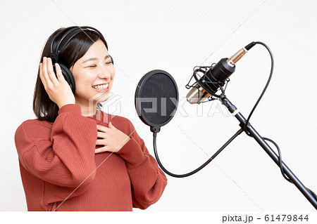 若い女性(白バック、ボーカル、マイク、録音、コンデンサーマイク 若い女性(白バック、ボーカル、マイク、録音、コンデンサーマイク 61479844